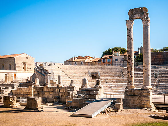 https://static.service-voyages.com/mobile/croisiere/images/fr/escales/escale,arles-arles_zoom,FR,ARL,35142.jpg