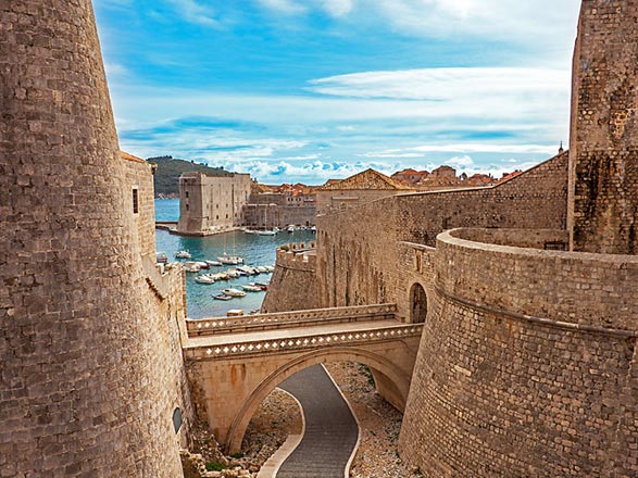 https://static.service-voyages.com/mobile/croisiere/images/fr/escales/escale,dubrovnik-dubrovnik_zoom,HR,DBV,516947.jpg