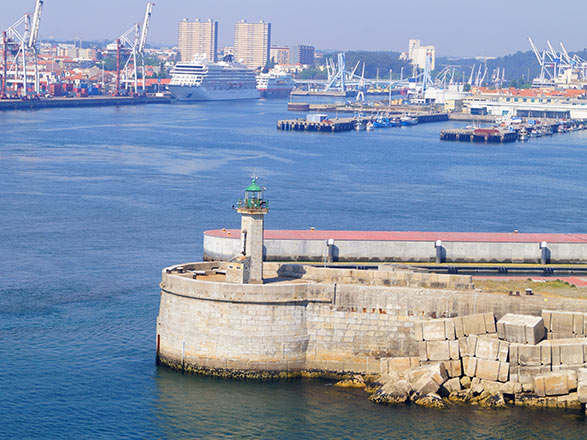 https://static.service-voyages.com/mobile/croisiere/images/fr/escales/escale,leixões-leixões_zoom,PT,LEI,516335.jpg
