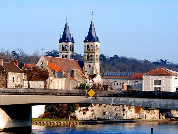 https://static.service-voyages.com/mobile/croisiere/images/fr/escales/escale,melun-melun_zoom,FR,MEL,40705.jpg