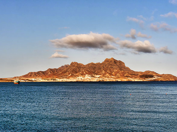 https://static.service-voyages.com/mobile/croisiere/images/fr/escales/escale,mindelo-mindelo_zoom,CV,MIN,35804.jpg