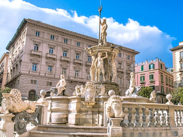 https://static.service-voyages.com/mobile/croisiere/images/fr/escales/escale,naples-naples_zoom,IT,NAP,517071.jpg