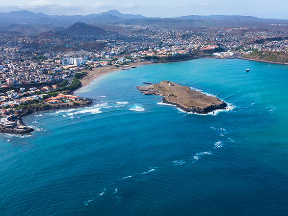 https://static.service-voyages.com/mobile/croisiere/images/fr/escales/escale,praia-praia_zoom,CV,RAI,35810.jpg