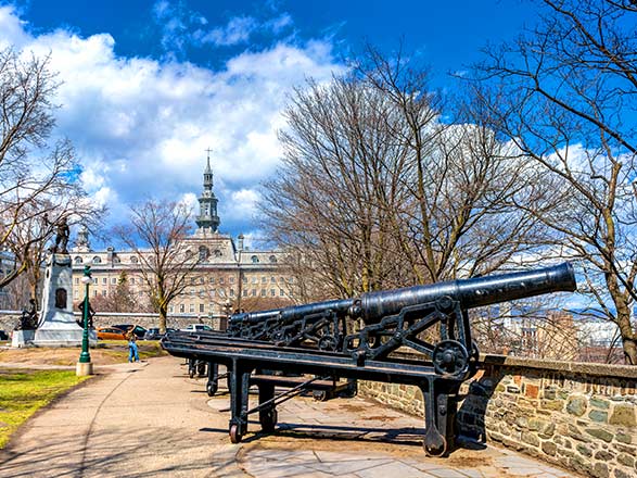 https://static.service-voyages.com/mobile/croisiere/images/fr/escales/escale,québec-québec_zoom,CA,QUE,37133.jpg