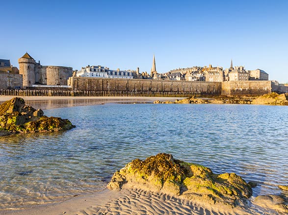 https://static.service-voyages.com/mobile/croisiere/images/fr/escales/escale,saint malo-saint malo_zoom,FR,SML,45995.jpg