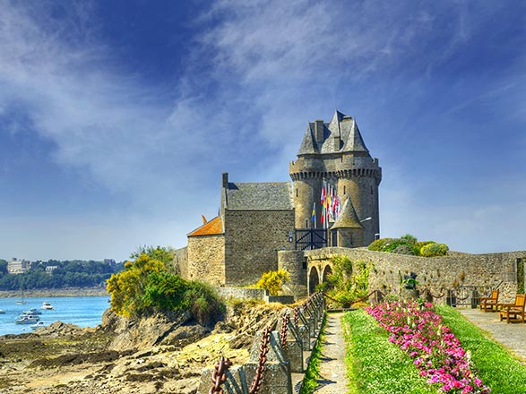 https://static.service-voyages.com/mobile/croisiere/images/fr/escales/escale,saint malo-saint malo_zoom,FR,SML,46060.jpg