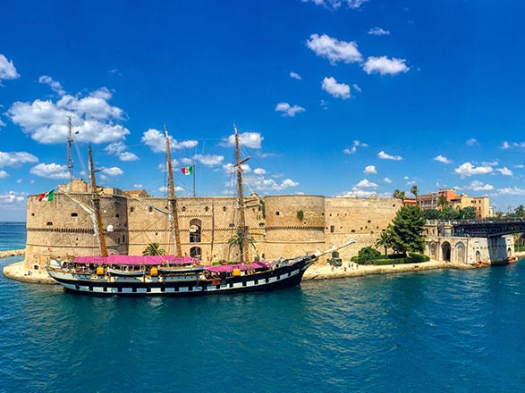 https://static.service-voyages.com/mobile/croisiere/images/fr/escales/escale,tarente-tarente_zoom,IT,TAR,516036.jpg