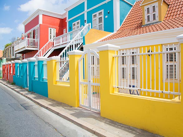 https://static.service-voyages.com/mobile/croisiere/images/fr/escales/escale,willemstad-willemstad_zoom,AN,WIL,34667.jpg