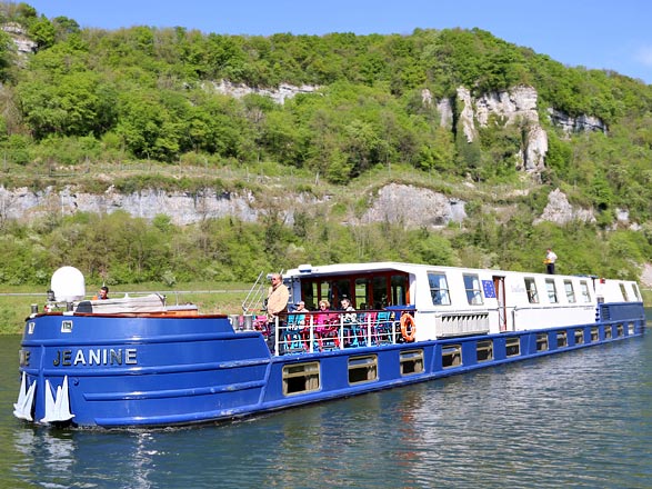 https://static.service-voyages.com/mobile/croisiere/images/fr/navires/navire,jeanine-(ou-similaire)_max,1284,33495.jpg