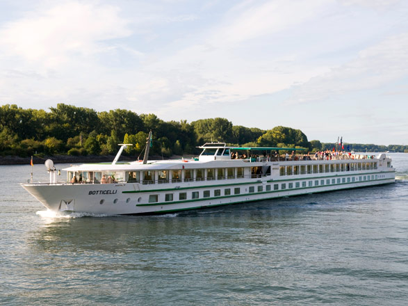 https://static.service-voyages.com/mobile/croisiere/images/fr/navires/navire,ms-botticelli-(ou-similaire)_max,1306,510966.jpg