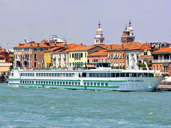https://static.service-voyages.com/mobile/croisiere/images/fr/navires/navire,ms-michelangelo-(ou-similaire)_max,1208,33290.jpg
