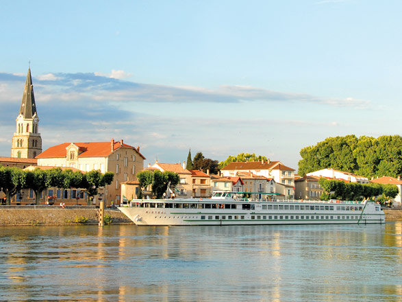 https://static.service-voyages.com/mobile/croisiere/images/fr/navires/navire,ms-mistral-(ou-similaire)_max,1277,512039.jpg