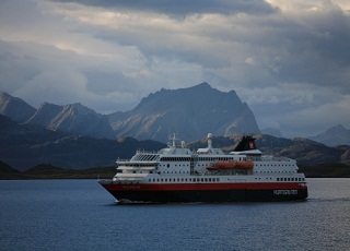 https://static.service-voyages.com/mobile/croisiere/images/fr/navires/navire,ms-polarlys_max,1190,19712.jpg
