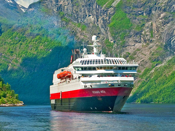 https://static.service-voyages.com/mobile/croisiere/images/fr/navires/navire,ms-richard-with_max,1188,28619.jpg