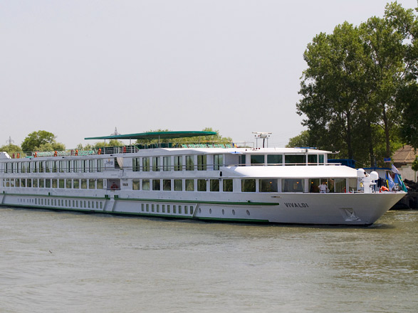 https://static.service-voyages.com/mobile/croisiere/images/fr/navires/navire,ms-vivaldi-(ou-similaire)_max,1210,33657.jpg