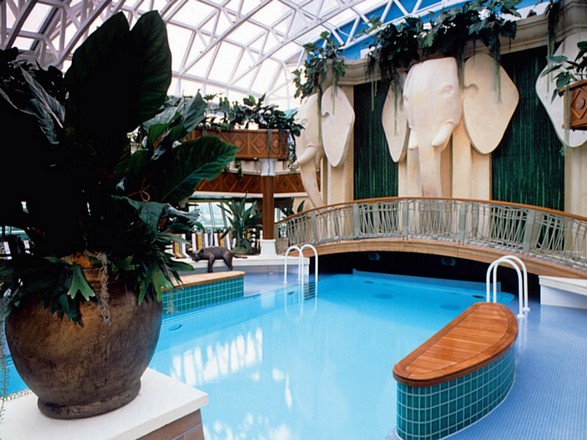https://static.service-voyages.com/mobile/croisiere/images/fr/navires/navire,radiance-of-the-seas_max,1146,27563.jpg